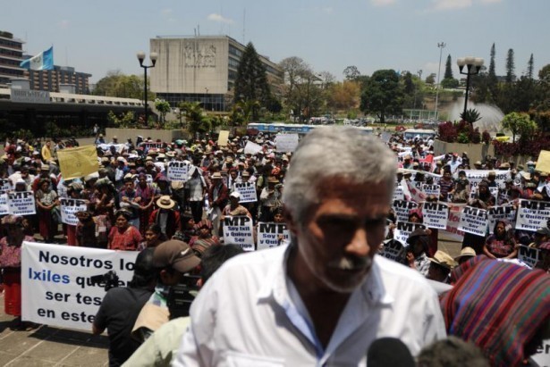 Al frente: Ricardo Méndez Ruíz luego de haberse dirigido a los manifestantes Ixiles.