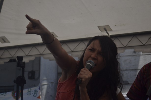 Mujer jovén, estudiante de la Universidad Rafael Landivar, denuncia el racismo del Estado Criollo.