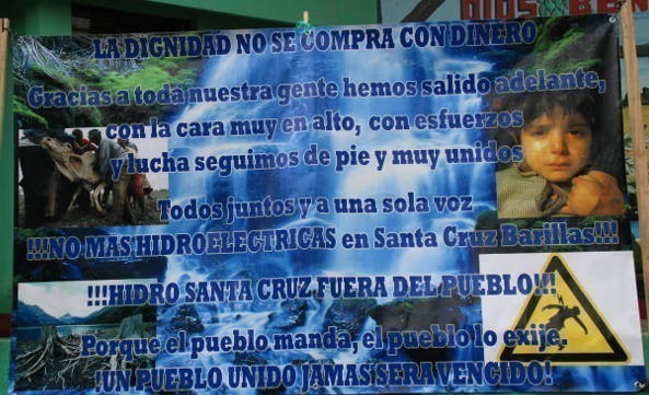 "LA DIGNIDAD NO SE COMPRA CON DINERO". Dice una manta colocada en el parque de Santa Cruz Barillas.