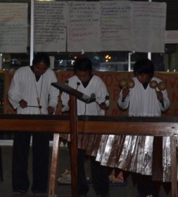 Al final de la jornada se realizó una actividad cultural organizada por el Movimiento de Estudiantes Mayas (Movemaya) en la que participó el grupo de Marimba Xajonel (música maya), que puso a vibrar las afueras de rectoría al ritmo de sonidos que evocaron nuestras raíces y dotaron de fuerza la fría noche del 12 de febrero de 2013.