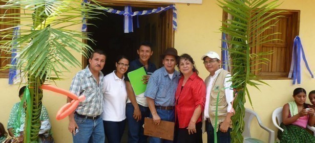 Armando René Calel también se relaciona con personajes de alto nivel como Raquel Blandón (blusa roja), quien fue candidata del partido LIDER en las elecciones presidenciales del 2011, además de es presidenta de la Fundación Guatemala.