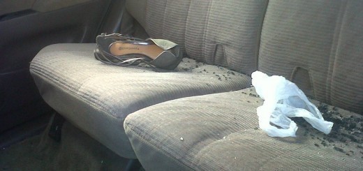 Zapato de mujer dentro del auto donde se conducían agentes de la PNC en estado de ebriedad. Foto: Kikin Hernández