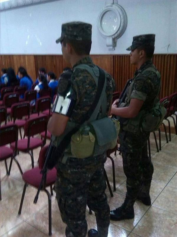 Soldados armados en el salón de actos del Instituto Belen.   -foto: CPR-Ur. Foto tomada por un catedrático del referido instituto.