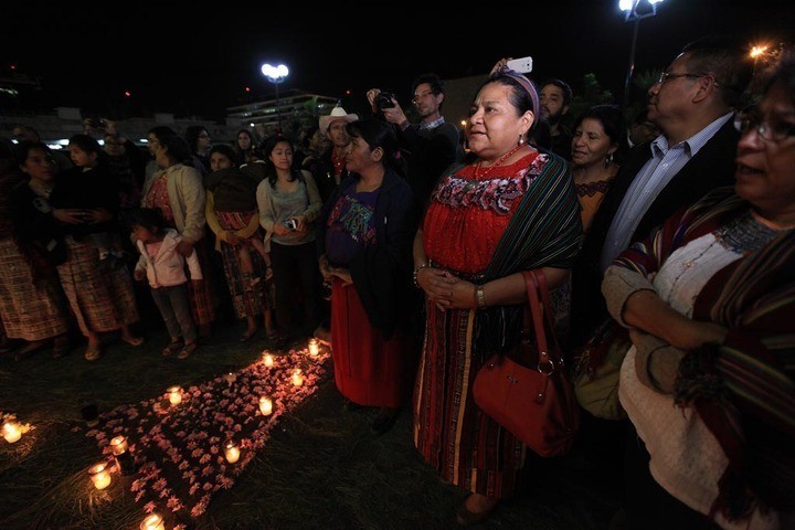 Familiares y amigos de las víctimas de la quema de la embajada hicieron una ceremonia maya después de la sentencia. Foto: Carlos Sebastián