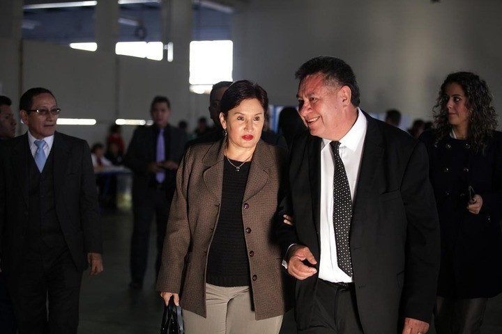 La fiscal Aldana, nombrada por Pérez Molina, camina junto a Avidán Ortiz, decano de Derecho de la USAC. Fotos: Carlos Sebastián