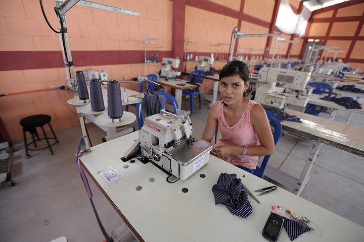 Una mujer recibe la capacitación para trabajar en una maquila en Estanzuela. Fotos: Carlos Sebastián