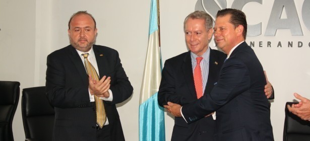 Desde la izquierda, Malouf, exportador de VesTex; Briz, de Comercio; y Girón, presidente saliente del Cacif. Foto: CACIF