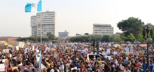 Panorama (este-oeste) de la manifestación de rechazo al presidente y vicepresidente del Ejecutivo, por sus múltiples casos de corrupción.