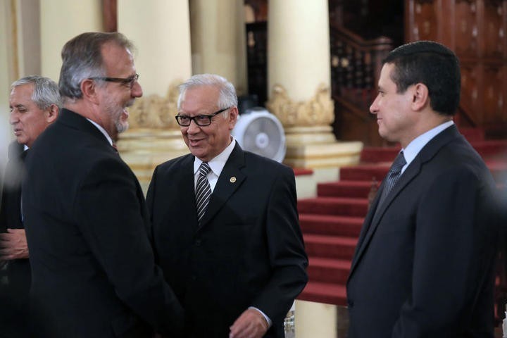 El Comisionado de la CICIG, Velásquez, el nuevo Vicepresidente, Maldonado Aguirre, y el Canciller de Guatemala, Morales. 