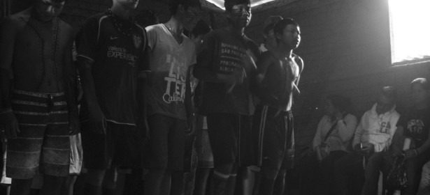 3 junio 2015. Visita de la Caravana 43 Sudamérica a la aldea guaraní de  Tenondé Pora ubicada en una reserva indígena en Parelheiros en el extremo sur de Sao Paulo. La comunidad, en su mayoría niñxs, recibieron con cantos a la delegación de familiares y estudiantes de la escuela Normal de Ayotzinapa. Durante el diálogo lxs guaranís compartieron la historia de lucha de su pueblo, la reivindicación por la demarcación de sus tierras y se solidarizaron con la causa de los estudiantes desaparecidos por el estado mexicano.