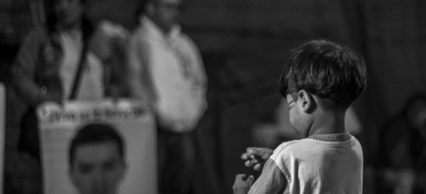 3 junio 2015. Visita de la Caravana 43 Sudamérica a la aldea guaraní de  Tenondé Pora ubicada en una reserva indígena en Parelheiros en el extremo sur de Sao Paulo. La comunidad, en su mayoría niñxs, recibieron con cantos a la delegación de familiares y estudiantes de la escuela Normal de Ayotzinapa. Durante el diálogo lxs guaranís compartieron la historia de lucha de su pueblo, la reivindicación por la demarcación de sus tierras y se solidarizaron con la causa de los estudiantes desaparecidos por el estado mexicano.