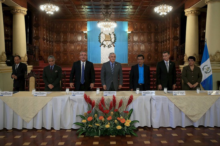 Funcionarios y empresarios presentes en firma del Pacto de Gobernabilidad y Desarrollo. Foto: Presidencia de Guatemala
