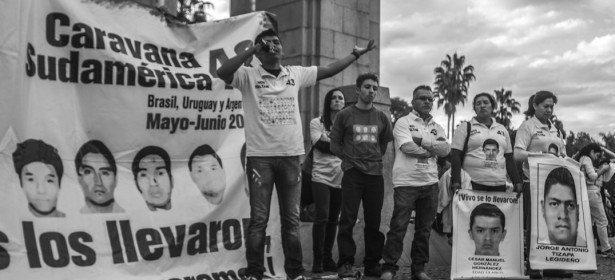 7 junio 2015. Mientras en México se llevaba a cabo el boicot electoral contra la farsa democracia, lxs familiares de los 43 estudiantes de la escuela Normal de Ayotzinapa, desaparecidos por el estado mexicano el 26 de septiembre de 2014, realizaron monitoreo de medios, enviaron mensajes de solidaridad a lxs compas que luchan en su país y realizaron un evento público en el centro de Porto Alegre para denunciar a los estados criminales de México y Brasil.