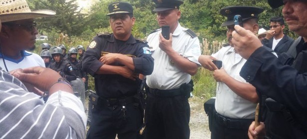 Los policías toman fotografías y videos a comunitarios en San Julián.   Foto: Alexis Galvez