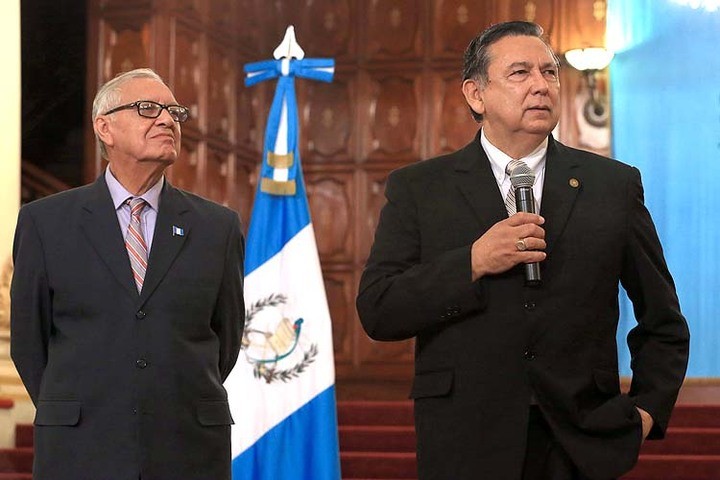 Maldonado Aguirre y Fuentes Soria, vicepresidente electo, durante su primer acto. Fuente: Presidencia de Guatemala. 