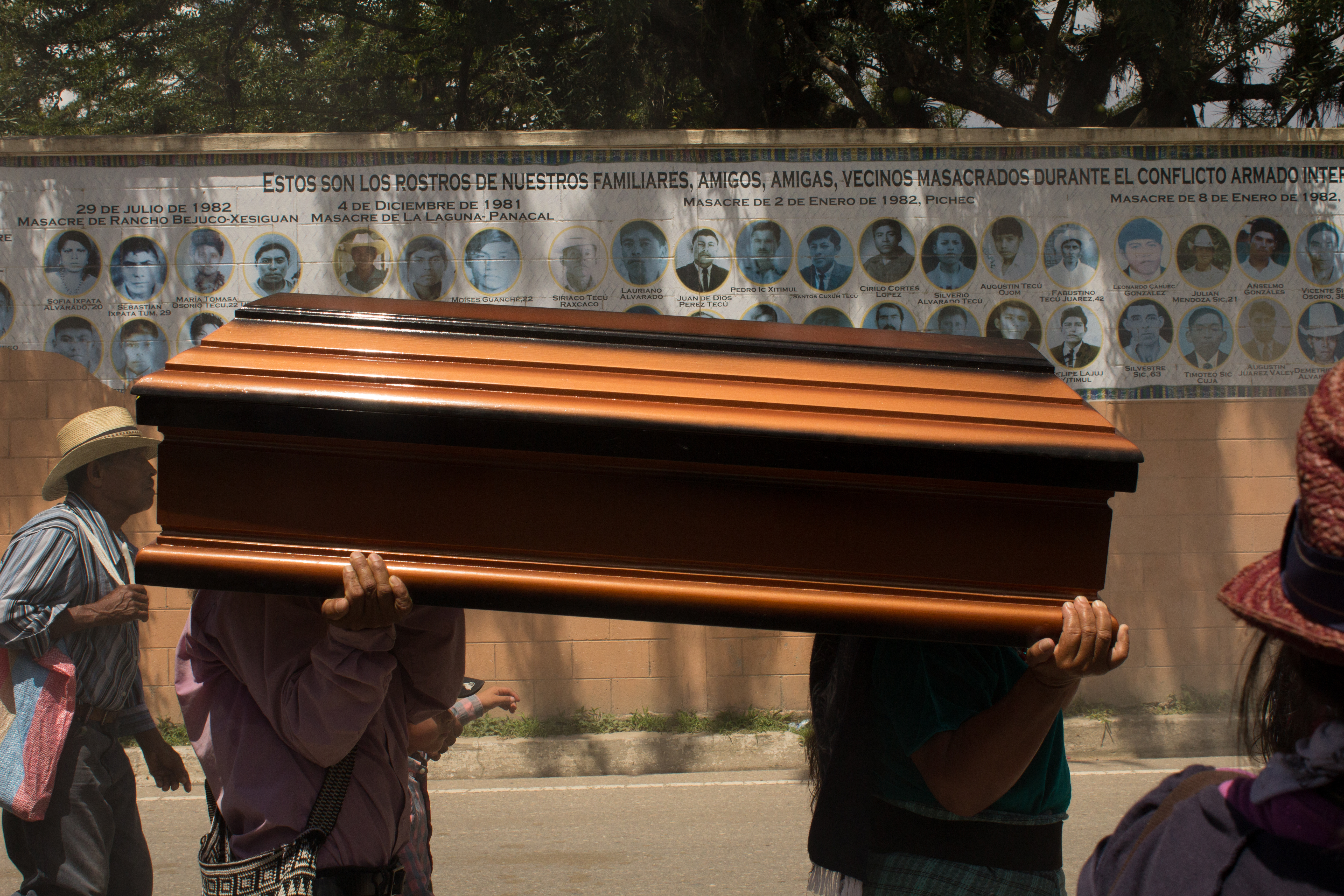 Entierro de Martina Rojas, desaparecida por el ejército en la masacre de Río Negro. Foto: Roderico Y. Díaz