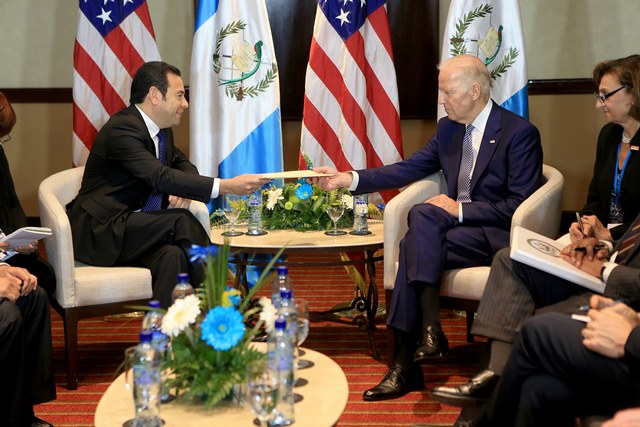 El Presidente Jimmy Morales junto al Vicepresidente estadounidense, Joe Biden. Foto: AGN. 