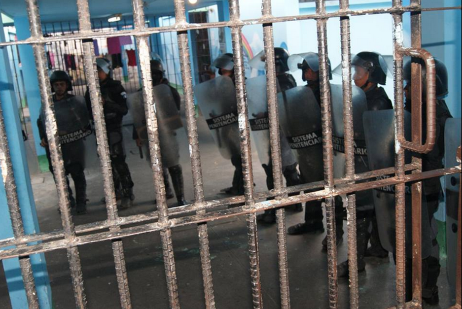 Guardias del SP tras un intento de motín en Puerto Barrios. Foto: Sistema Penitenciario