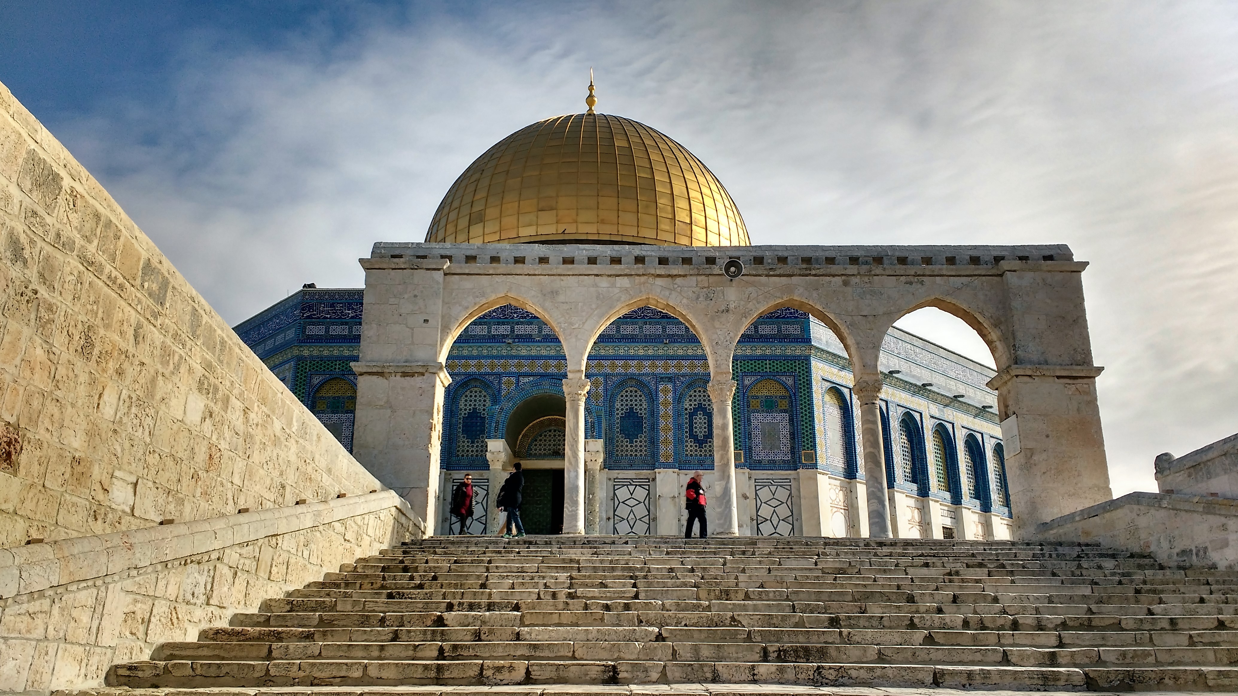 La mezquita al-Aqsa en Jerusalén, lugar sagrado para musulmanes del mundo entero, y blanco de ataques por parte de sionistas extremistas y lugar de turbulencias y represión. 
