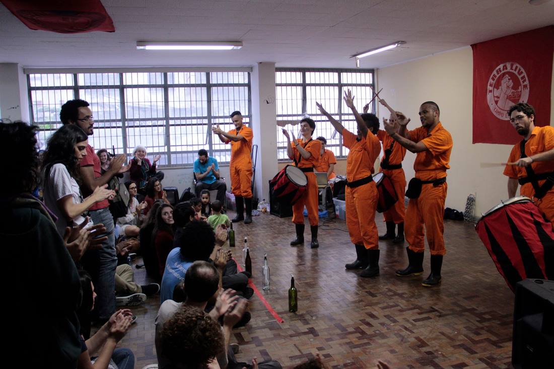 El grupo de teatro Galochas de Sao Paulo realiza teatro sobre la represión que viven las familias sin techo en Brasil, en la ocupación Leila Khaled. Foto: Alexandre Macial
