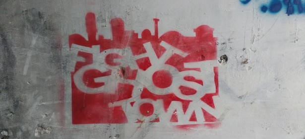 “Lucha contra la ciudad fantasma”, narra este grafiti, en una pared de Hebrón. Foto: Susana Norman