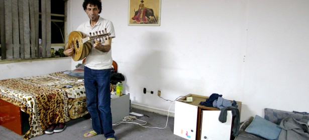 Salam Alsayyed es músico, palestino, refugiado de segunda generación. Creció en el campamento Yarmouk en Siria. Ahora es refugiado por la segunda vez, y ha sido acogido por las familias sin techo en Brasil. Foto: Maria Birkeland Olerud. 