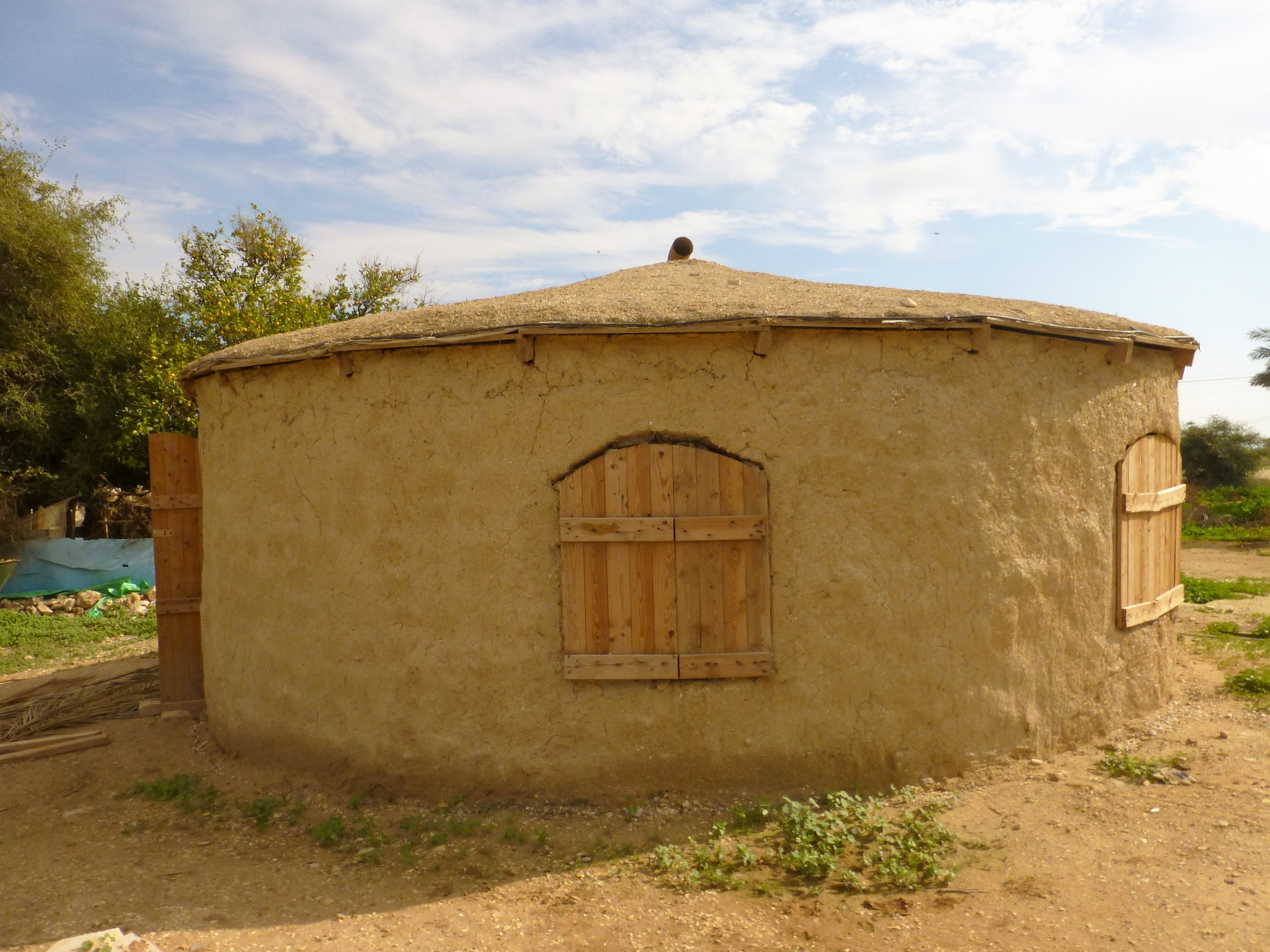 Casas de adobe, construidas para que las familias que ven demolidas sus comunidades no sufran en el frio de invierno, o en el calor del verano. Fotos: Susana Norman