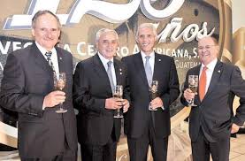Raúl Castillo, Guillermo Castillo y Juan Monge en un evento de la Cervecería jutno con el ex Presidente Otto Pérez Molina. Foto: André Bourda