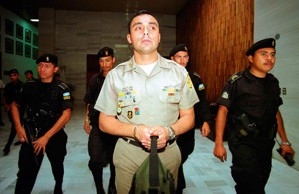 Byron Lima entrando a tribunales en el caso Gerardi, en 2001. 